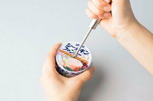 ドライバーでツナ缶の中央に直径5㎜くらいの穴をあける。