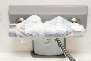 カラン回りの水アカはペーパータオルを湿布