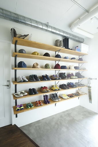 広い土間に壁面棚