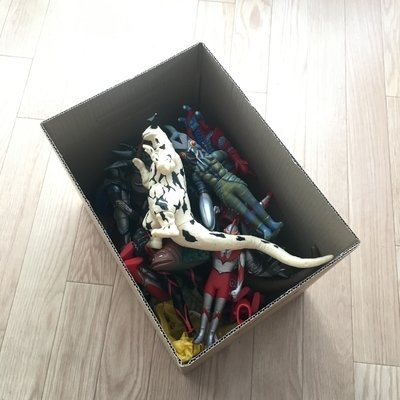 箱の中にオモチャ
