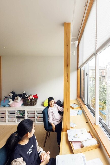 1階の子ども部屋の窓辺のカウンター