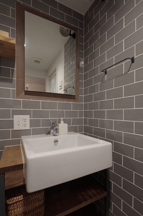 グレータイルの洗面室