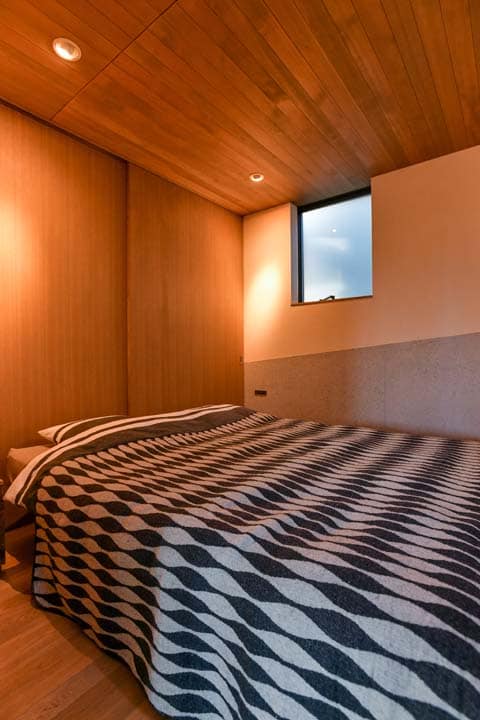 落ち着いた雰囲気をつくり出した寝室