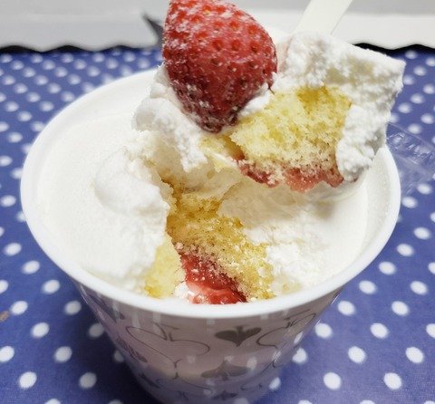 まぶされたパウダーシュガーと広がるホイップの海