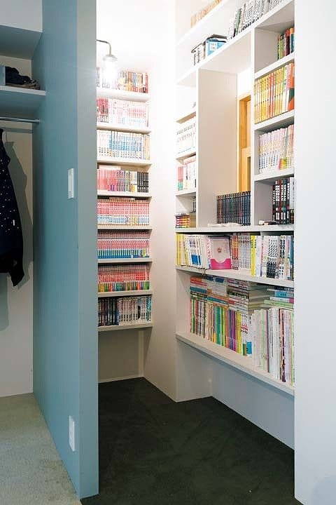 寝室横の家族共有ライブラリースペース