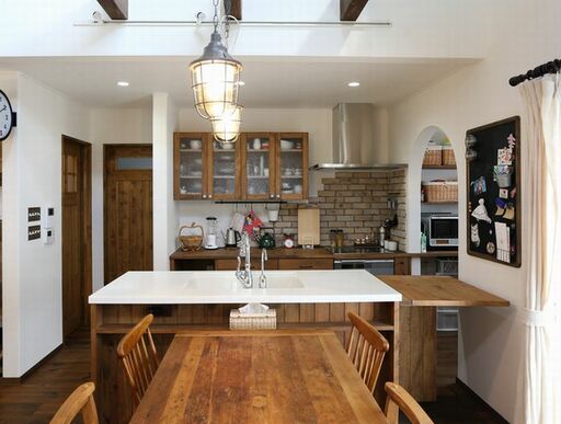 アイランドの片側に折り畳み式のカウンターテーブルを造作