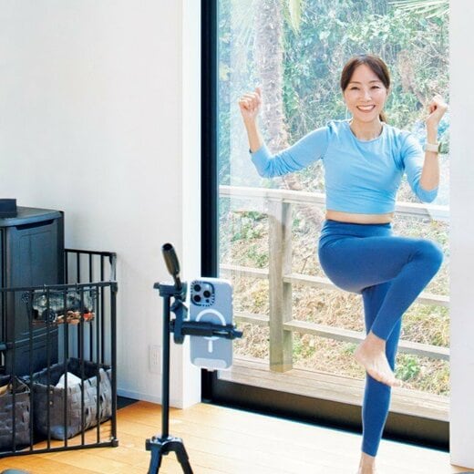 体操を配信する女性