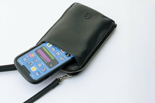 スマホが入ったポシェットタイプの財布