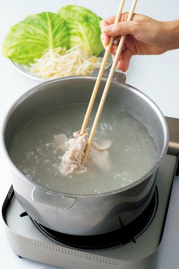 肉と野菜をゆでる