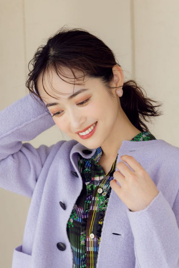 髪をかきあげる女性