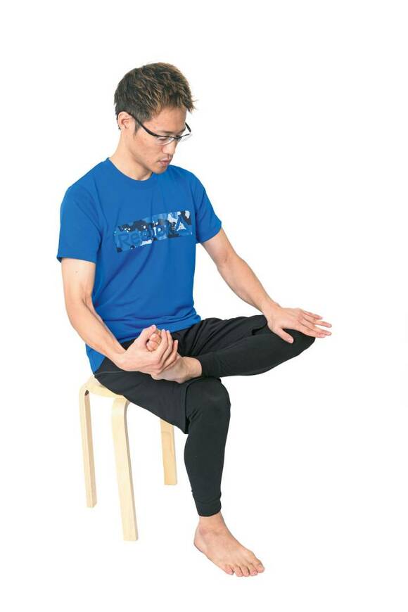 イスに座った男性