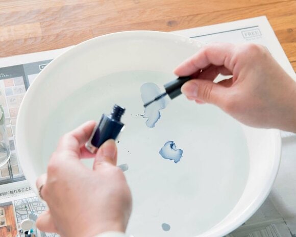 好みの色のマニキュアを数滴垂らす