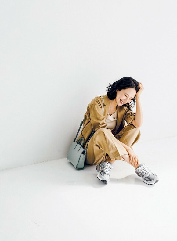 ベージュのセットアップの女性