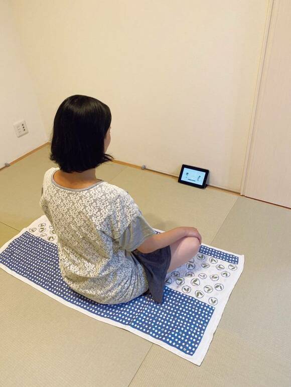 オンラインヨガをする女性