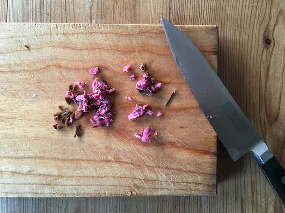 水気をしっかりと絞って細かく刻みます