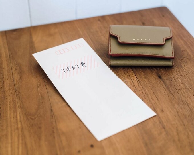 お財布と白の封筒