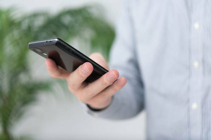 スマホを持つ様子