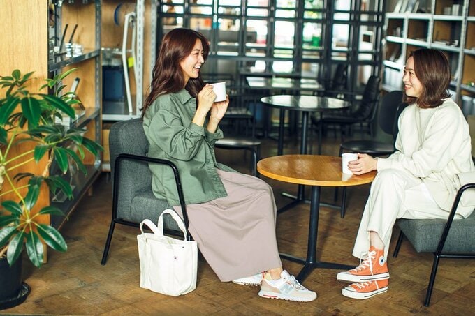 カフェ女性二人