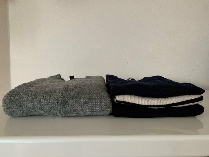 左側の厚手セーター1枚分の厚みと右側のユニクロのメリノセーター３枚分の厚みがほぼ同じ