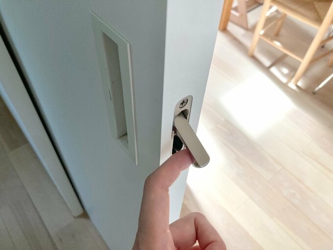 引き込み戸を引き出すレバー