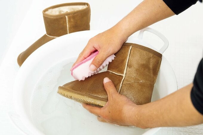 スポンジでブーツ洗う