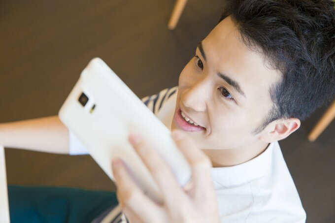 スマホを使う男性