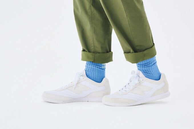 白スニーカーとブルーソックスを履いた足元