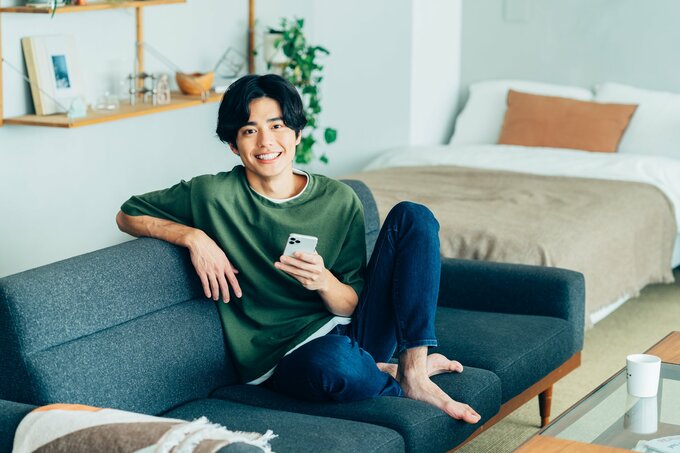 すっきりした部屋にいる男子学生