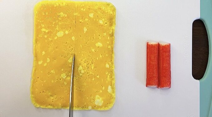 薄焼き玉子を半分にカット