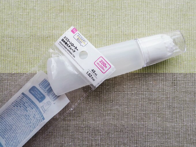 「シリコーンローラー 詰め替えチューブ(220円)」商品サイズ:4.2cm×15.5cm×2.3cm、容量:45mL、材質:チューブ/ポリエチレン、フタ/ポリカーボネート、ヘッド/ポリプロピレン、シリコーンゴム、アルコール対応:可