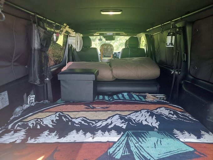 内装を車中泊用に変えた車の写真