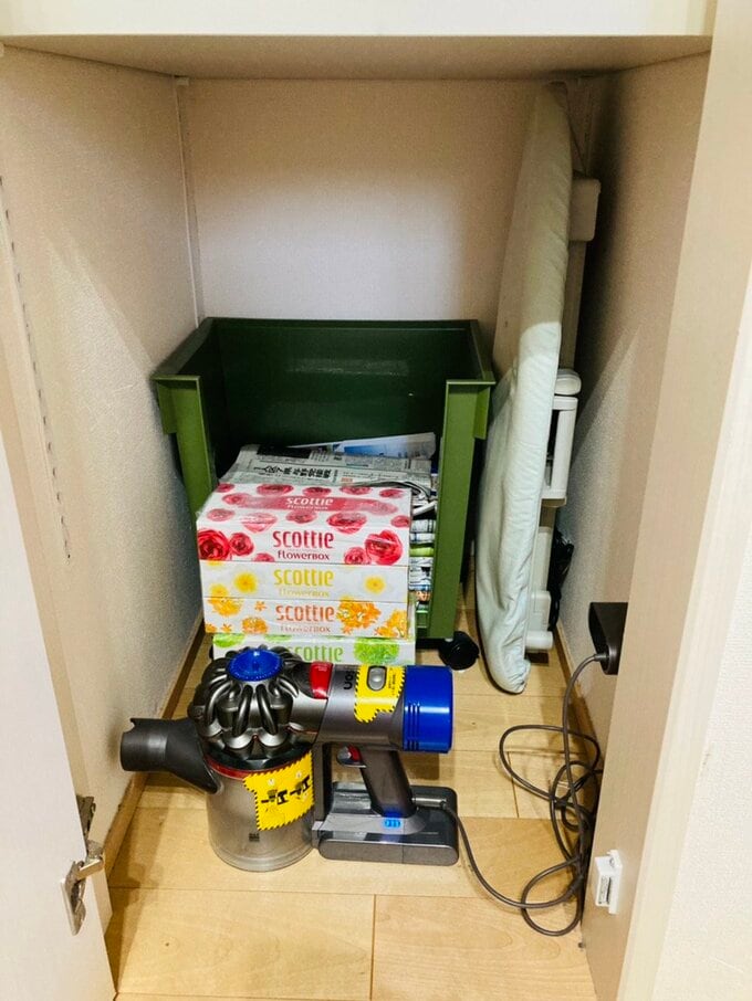 パントリーと充電中の掃除機