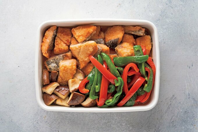 タッパーに鮭パプリカシイタケ