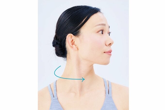 顔だけ横を向けている様子