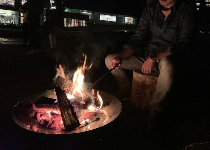 夜には割った薪で焚き火