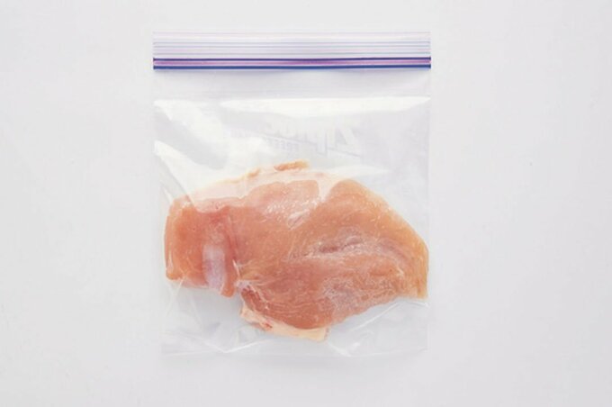 保存袋に鶏モモ肉