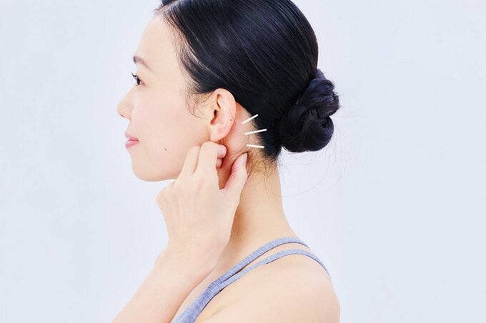 胸鎖乳突筋ををほぐす女性