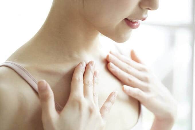 デコルテを触る女性