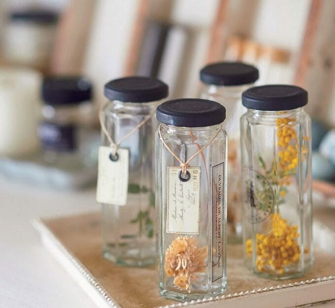 フルーツソースのビンにドライフラワーを入れてアレンジ
