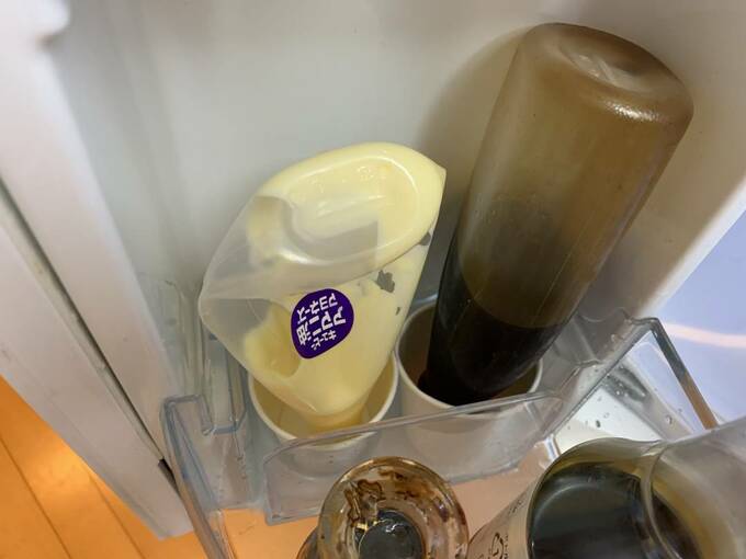 紙コップにマヨネーズなどを立てる