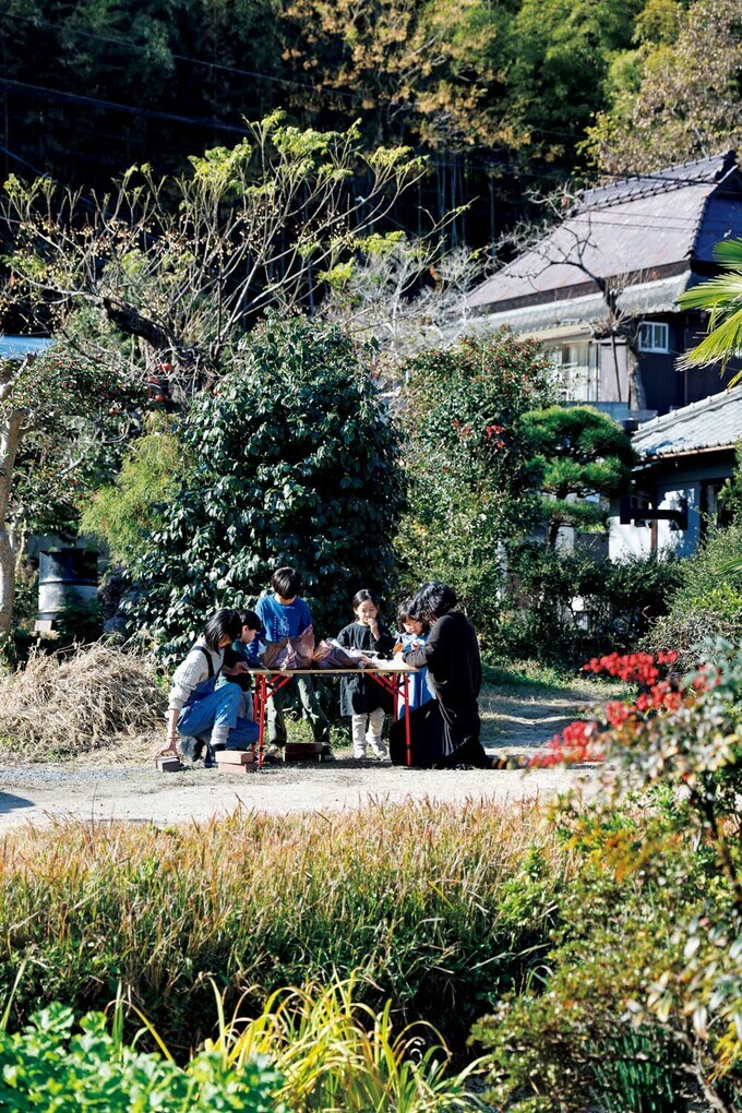 庭先にテーブルを出してピクニック気分