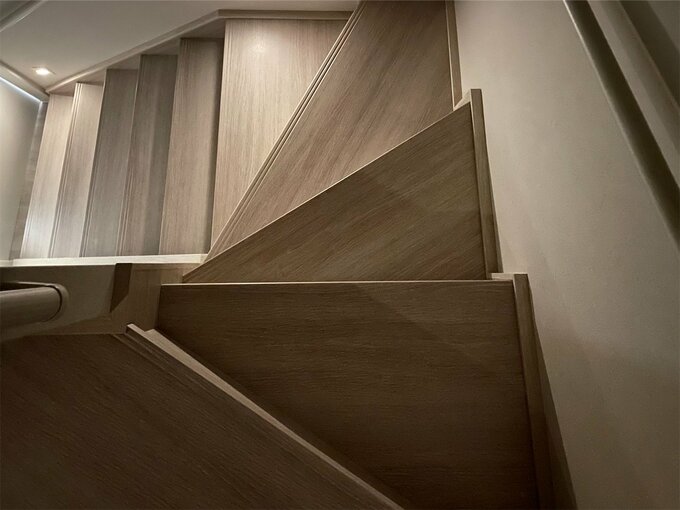 夜の階段の様子