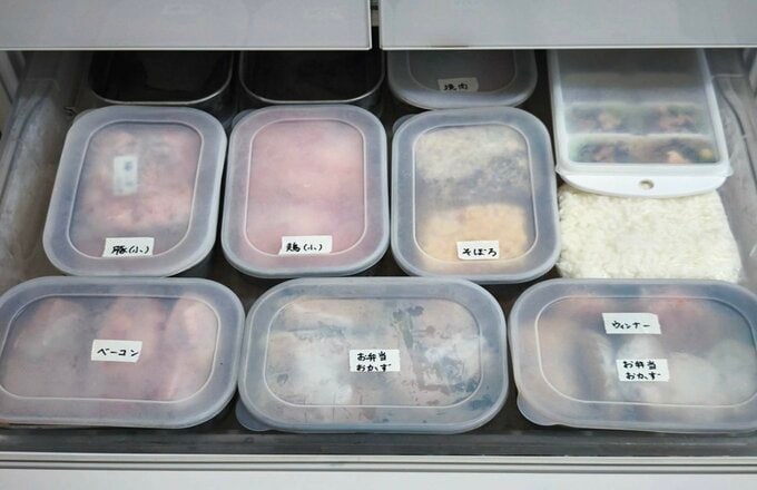 冷凍庫に肉を入れている様子