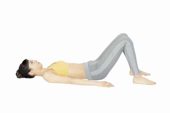 あおむけになりひざを立てる