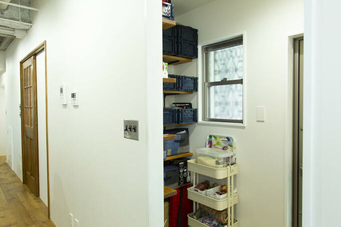 キッチン横のパントリー