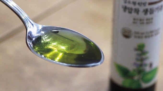 スプーンですくったエクストラバージンエゴマ油