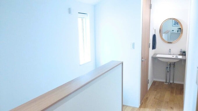 階段越しに見た洗面化粧台