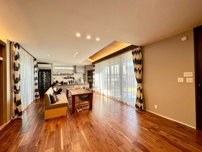 グレーの壁紙のリビングダイニング