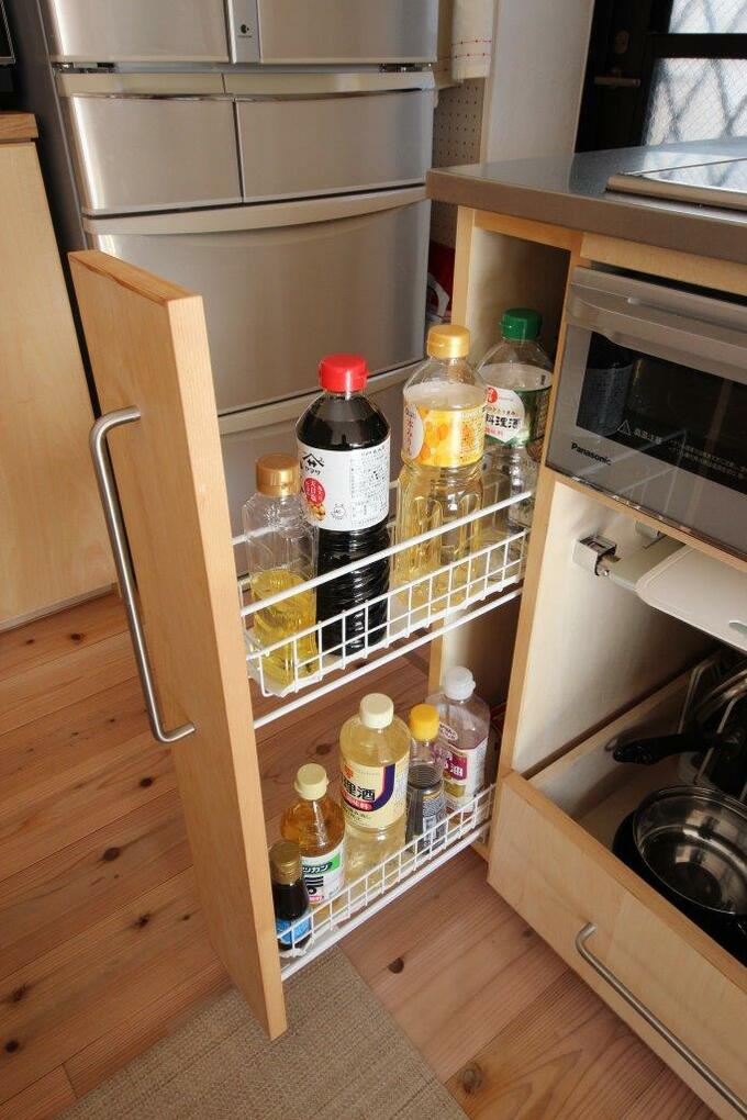 コンロ脇の縦長のスペース