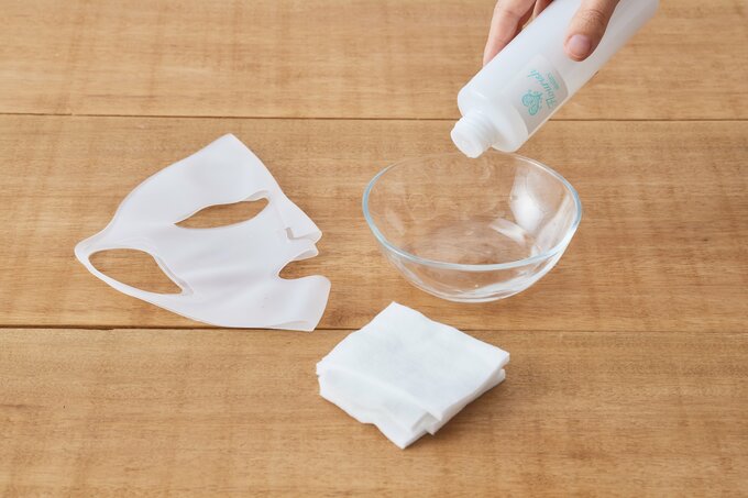 化粧水、コットン、シリコンマスク